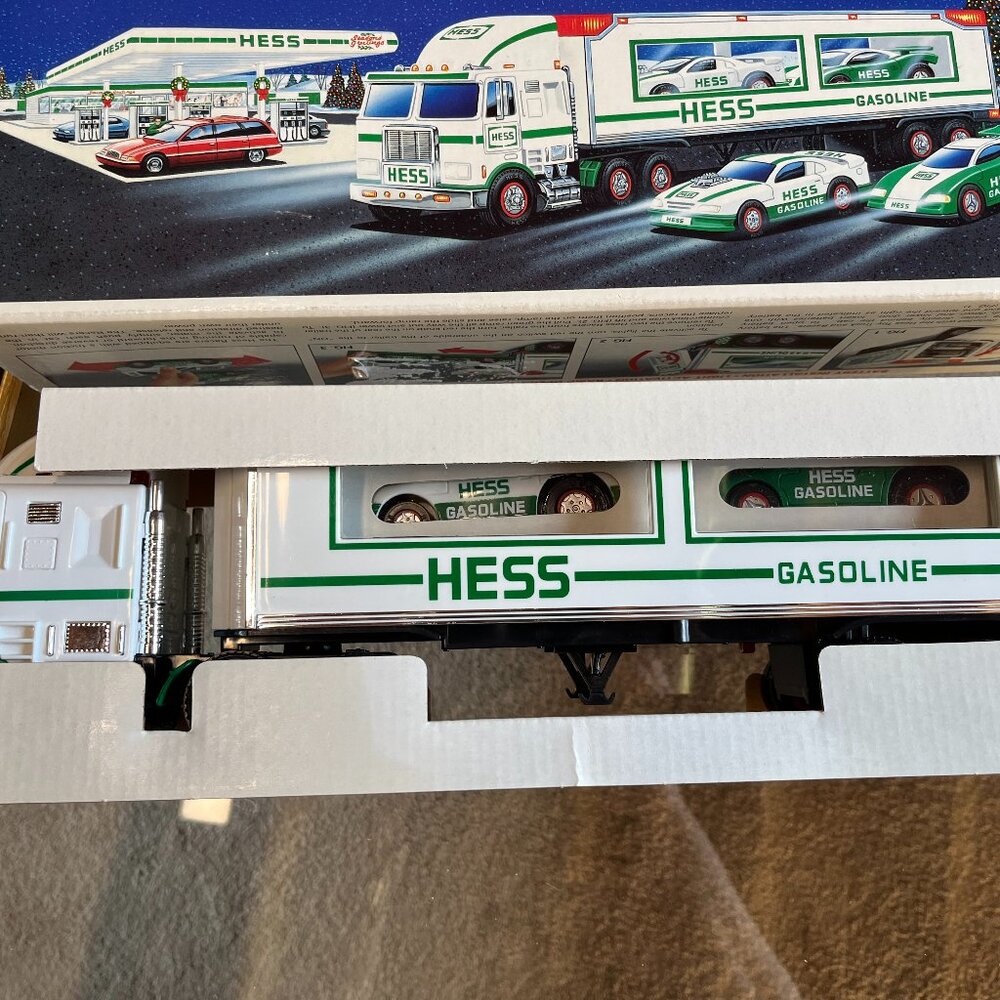 Hess 1997 Toy Truck with Racers – Original Box,‎ Working Lights & Ramp
